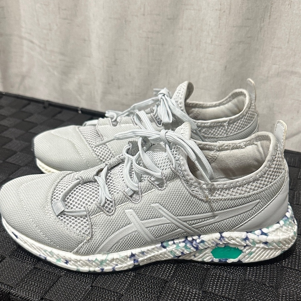 Asics Women's Light Gray Athletic Shoes 7.5